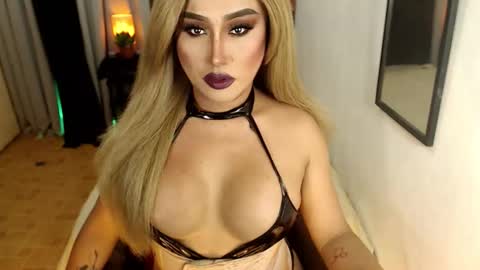 Snapshot of tshugescock chatting on January 2025 01:05:01 PM SEDUCTIVEmistresCUMS online show from January 2025 01:05:01 PM