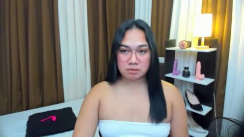 Karen Oquio online show from October 2025 09:33:01 PM