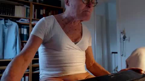 Snapshot of tubaist chatting on December 2025 12:54:01 PM FINN but call me NANNA online show from December 2025 12:54:01 PM
