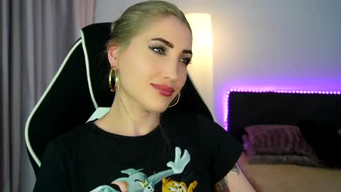 Snapshot of tweety_twist chatting on May 2026 10:04:02 PM MayCarrey online show from May 2026 10:04:02 PM
