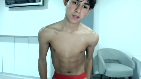 Snapshot of twink_waldorf chatting on December 2024 09:11:01 PM Twink Waldorf online show from December 2024 09:11:01 PM