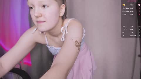 Snapshot of twinkle_may chatting on February 2025 01:27:01 PM May online show from February 2025 01:27:01 PM