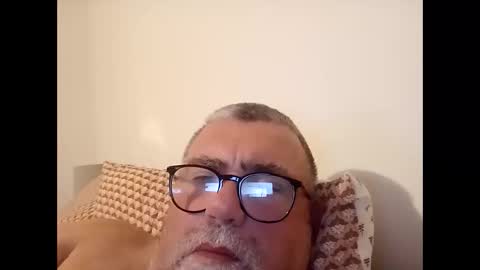 twohats2810 online show from December 2025 06:59:02 PM