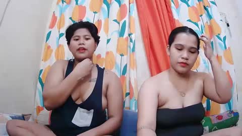 Snapshot of twowetcuties chatting on January 2025 03:17:01 AM Lyn and lea online show from January 2025 03:17:01 AM