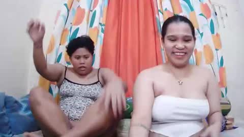 Snapshot of twowetcuties chatting on February 2025 06:56:02 AM Lyn and lea online show from February 2025 06:56:02 AM