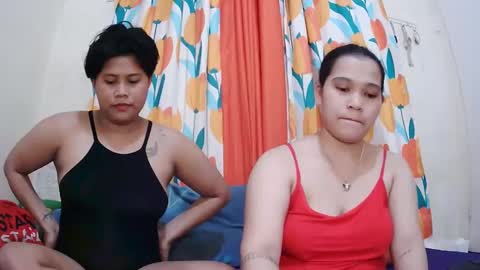 Snapshot of twowetcuties chatting on February 2025 05:58:02 AM Lyn and lea online show from February 2025 05:58:02 AM