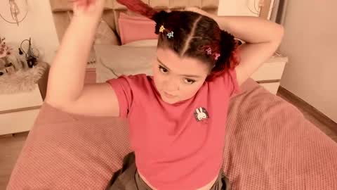 Twiggy online show from February 2025 08:00:01 PM