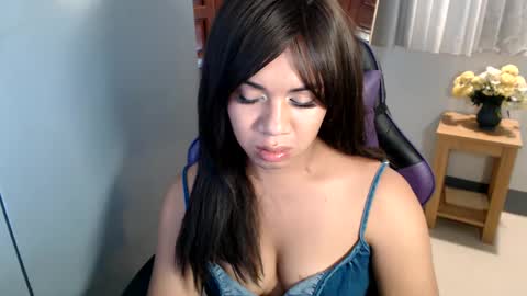 Snapshot of ur_cutiesthotasianxx chatting on February 2025 01:49:02 PM Vee online show from February 2025 01:49:02 PM