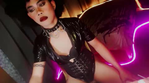 Snapshot of ur_dominatrix chatting on November 2025 05:11:01 AM MISS ANNA online show from November 2025 05:11:01 AM