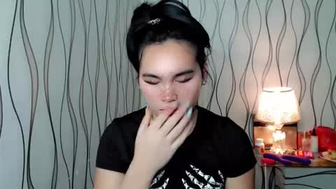 Snapshot of ur_innocent_girlx chatting on November 2025 11:27:02 PM QUEENSY online show from November 2025 11:27:02 PM