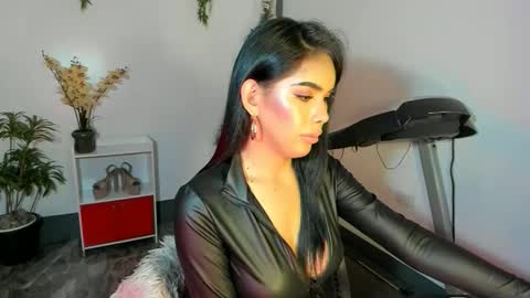 Snapshot of urfavouriteobsession chatting on January 2025 02:41:01 PM Angela Cullens online show from January 2025 02:41:01 PM