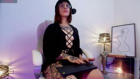 Valen online show from December 2025 01:18:02 PM