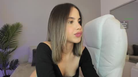 Snapshot of valentina_m17 chatting on January 2025 11:36:02 PM VALENTINA online show from January 2025 11:36:02 PM