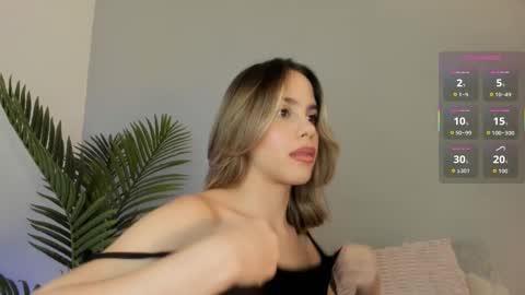 Snapshot of valentina_m17 chatting on October 2025 11:48:02 PM VALENTINA online show from October 2025 11:48:02 PM