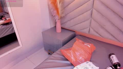 Mia  online show from November 2025 07:30:02 PM