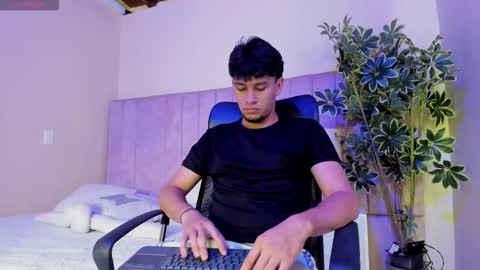 Snapshot of valentino_russo chatting on February 2026 11:30:01 AM VALENTINO online show from February 2026 11:30:01 AM