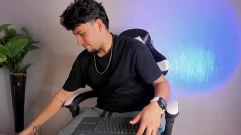 Snapshot of valetino_stonee chatting on May 2026 07:33:01 PM Valentino online show from May 2026 07:33:01 PM
