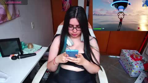 Snapshot of vallolet1_ chatting on December 2024 09:06:01 PM Im Violet online show from December 2024 09:06:01 PM