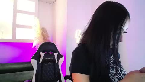 vallolett__ online show from April 2026 10:35:02 PM