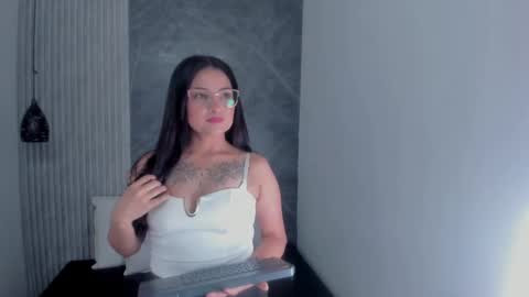 vanessamirren online show from October 2025 12:47:01 PM