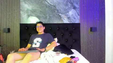 vanilla_hot_ online show from March 2025 01:09:01 PM