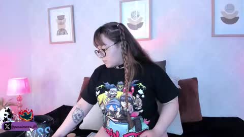 Snapshot of veesimons_dh chatting on September 2025 08:33:02 PM Vee Simons online show from September 2025 08:33:02 PM