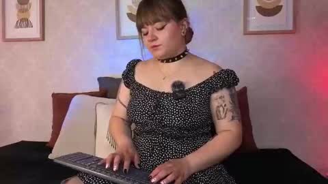 Snapshot of veesimons_dh chatting on October 2025 08:20:01 PM Vee Simons online show from October 2025 08:20:01 PM