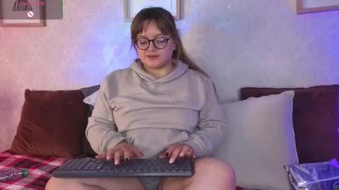 Snapshot of veesimons_dh chatting on November 2025 10:10:02 PM Vee Simons online show from November 2025 10:10:02 PM