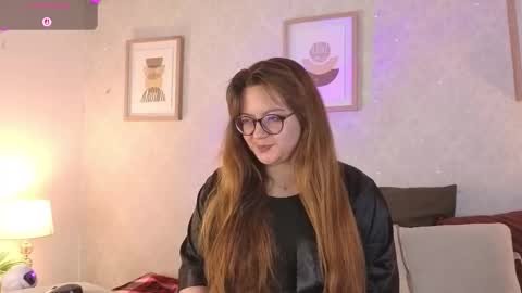 Snapshot of veesimons_dh chatting on November 2025 08:18:01 PM Vee Simons online show from November 2025 08:18:01 PM