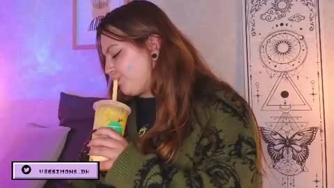 Vee Simons online show from July 2026 09:10:01 PM