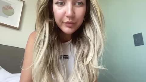 Snapshot of velonira chatting on November 2025 09:15:02 AM velonira online show from November 2025 09:15:02 AM