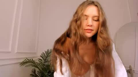 velvet_cherry online show from November 2025 04:30:01 PM