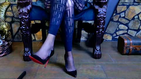 Victoria Heller online show from November 2025 05:00:02 AM