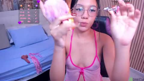 Snapshot of viiolet__moon chatting on May 2026 08:17:01 PM Violet online show from May 2026 08:17:01 PM