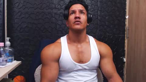 Viktor Herrera online show from October 2025 03:01:01 PM