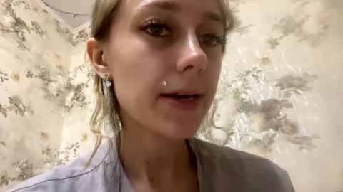 Snapshot of viktoria9898 chatting on May 2026 11:34:04 PM Sweett online show from May 2026 11:34:04 PM