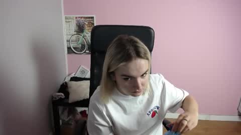 viktoria_lovely online show from July 2026 07:00:01 AM
