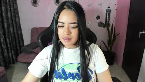 Snapshot of vio_let_ chatting on September 2025 02:57:01 AM Daniela online show from September 2025 02:57:01 AM