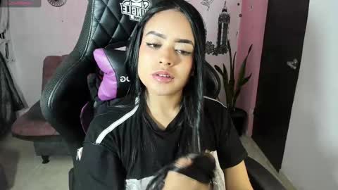 Snapshot of vio_let_ chatting on September 2025 03:43:01 AM Daniela online show from September 2025 03:43:01 AM