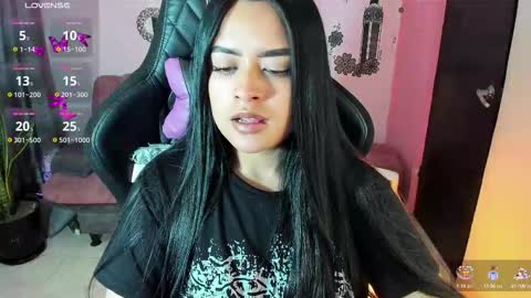 Snapshot of vio_let_ chatting on October 2025 07:29:01 AM Daniela online show from October 2025 07:29:01 AM