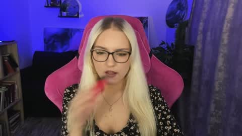 Snapshot of violamore chatting on April 2026 05:36:01 PM violamore online show from April 2026 05:36:01 PM