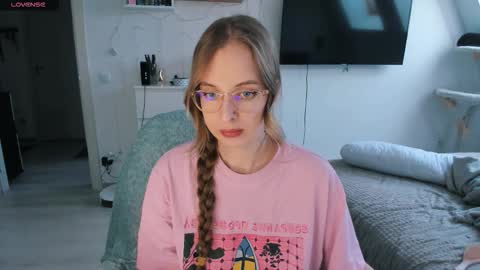 Violet online show from February 2026 12:56:01 PM