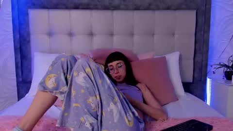 Snapshot of violet_bss chatting on June 2026 09:54:01 AM Violet online show from June 2026 09:54:01 AM