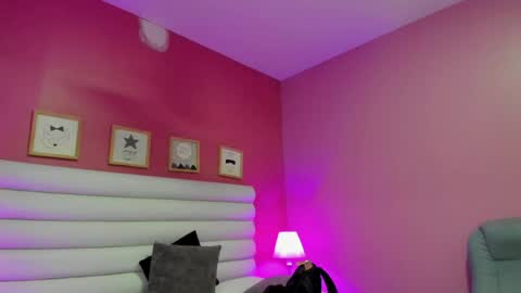 Snapshot of violet_sinclair chatting on April 2026 11:23:02 AM violet_sinclair online show from April 2026 11:23:02 AM