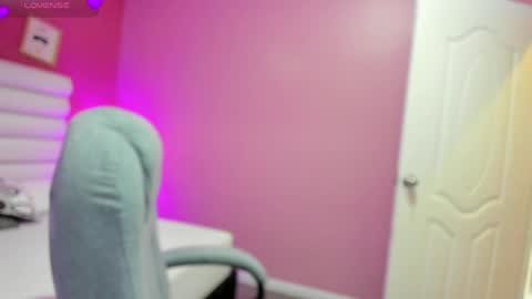 Snapshot of violet_sinclair chatting on May 2026 11:20:01 AM violet_sinclair online show from May 2026 11:20:01 AM