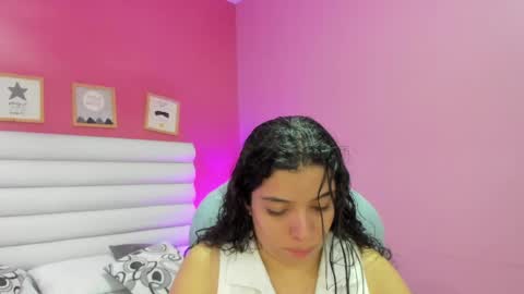 Snapshot of violet_sinclair chatting on May 2026 11:18:01 AM violet_sinclair online show from May 2026 11:18:01 AM