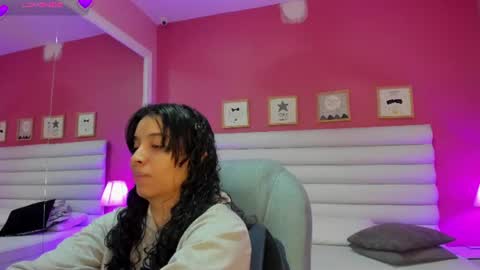 Snapshot of violet_sinclair chatting on June 2026 11:20:02 AM violet_sinclair online show from June 2026 11:20:02 AM