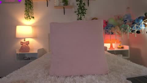 Snapshot of violeth___ chatting on May 2026 12:44:02 PM violeth___ online show from May 2026 12:44:02 PM