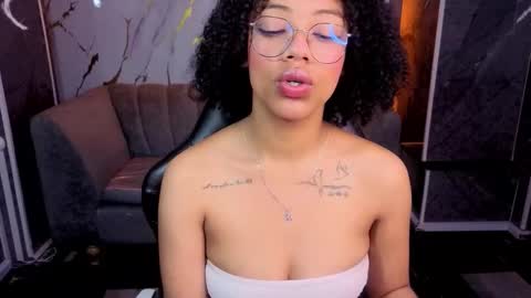 violeth_b online show from November 2025 02:42:01 PM