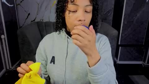 violeth_b online show from December 2025 12:34:02 PM